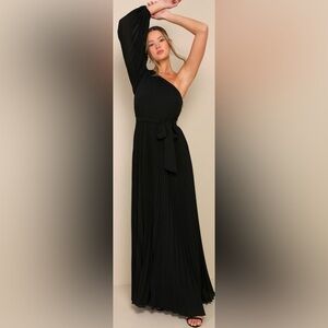 Lulu's Black One-Shoulder Pleated Maxi Dress
